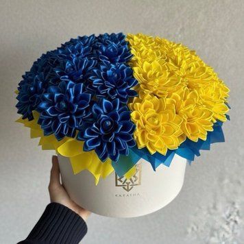 Похоронний букет із атласних стрічок у коробці (30 жоржин), синьо-жовтий колір. 925326470137 фото