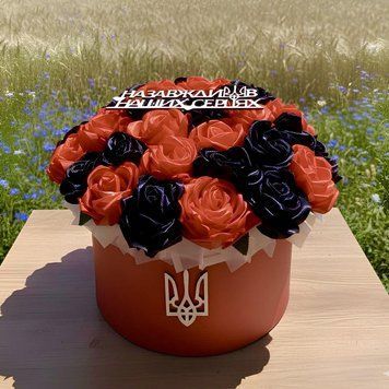 Похоронный букет из атласных лент в коробке (34 розы), красно-черный цвет. 2833887452 фото