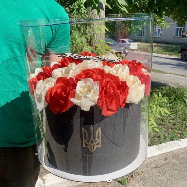 Похоронний букет із атласних стрічок у коробці (30 троянд) в циліндрі , червоно-молочний колір. 2833887738 фото
