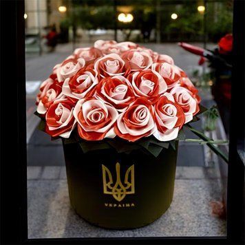 Похоронный букет из атласных лент в коробке (20 роз), красно-белые цвет. 65326470137 фото